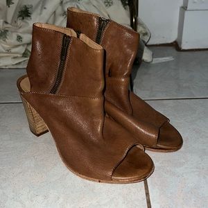 Kenneth Cole peep toe shoes